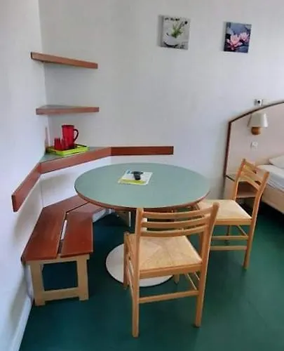 Vvf Montpeyroux Auvergne Holiday park Parent